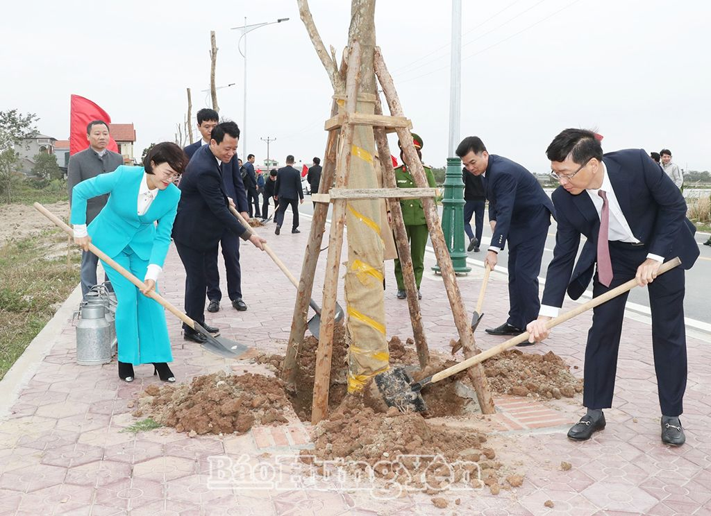 Các đại biểu trồng cây xanh trên tuyến đường thôn Xuân Bản, xã Xuân Dục (thị xã Mỹ Hào)