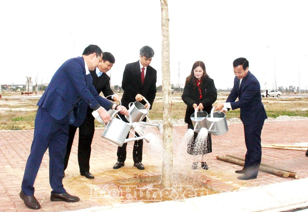 Các đại biểu hưởng ứng Tết trồng cây tại huyện Phù Cừ