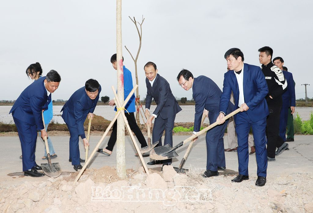   Các đại biểu hưởng ứng Tết trồng cây tại huyện Ân Thi