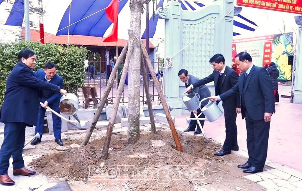 Các đại biểu tham gia trồng cây tại huyện Khoái Châu