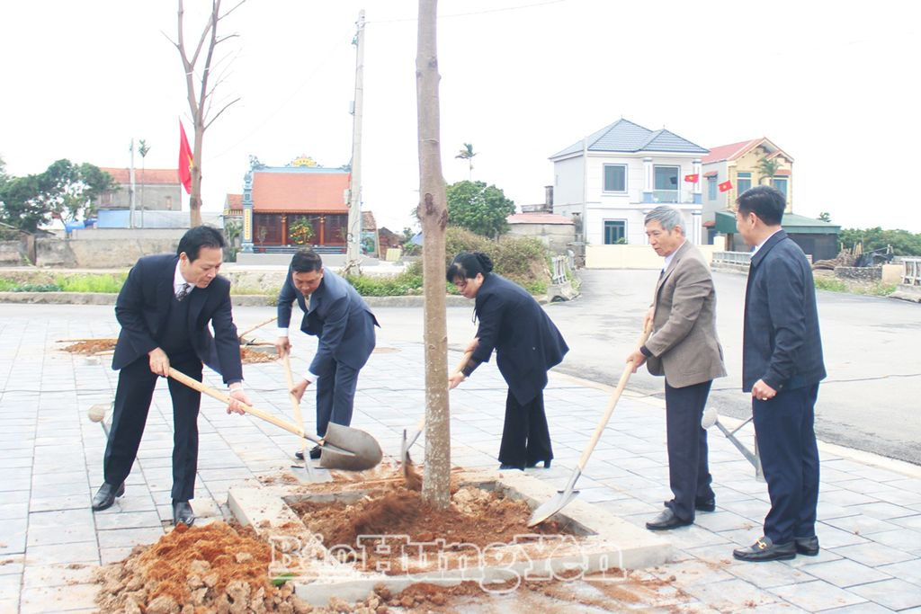 Các đại biểu tham gia trồng cây tại huyện Tiên Lữ 