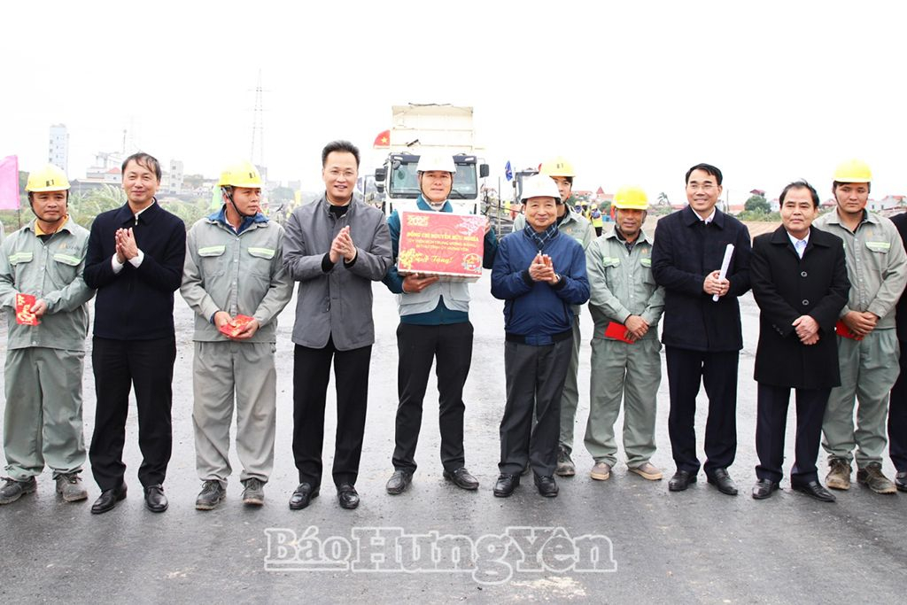 Bí thư Tỉnh ủy Nguyễn Hữu Nghĩa kiểm tra thực địa, động viên cán bộ, công nhân tại một số dự án giao thông