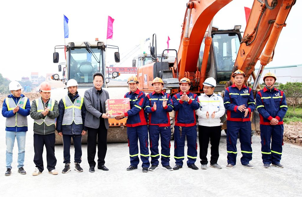  Đồng chí Nguyễn Hữu Nghĩa, Ủy viên BCH Trung ương Đảng, Bí thư Tỉnh ủy tặng quà công nhân làm việc tại dự án đường Tân Phúc – Võng Phan (giao ĐT.378)