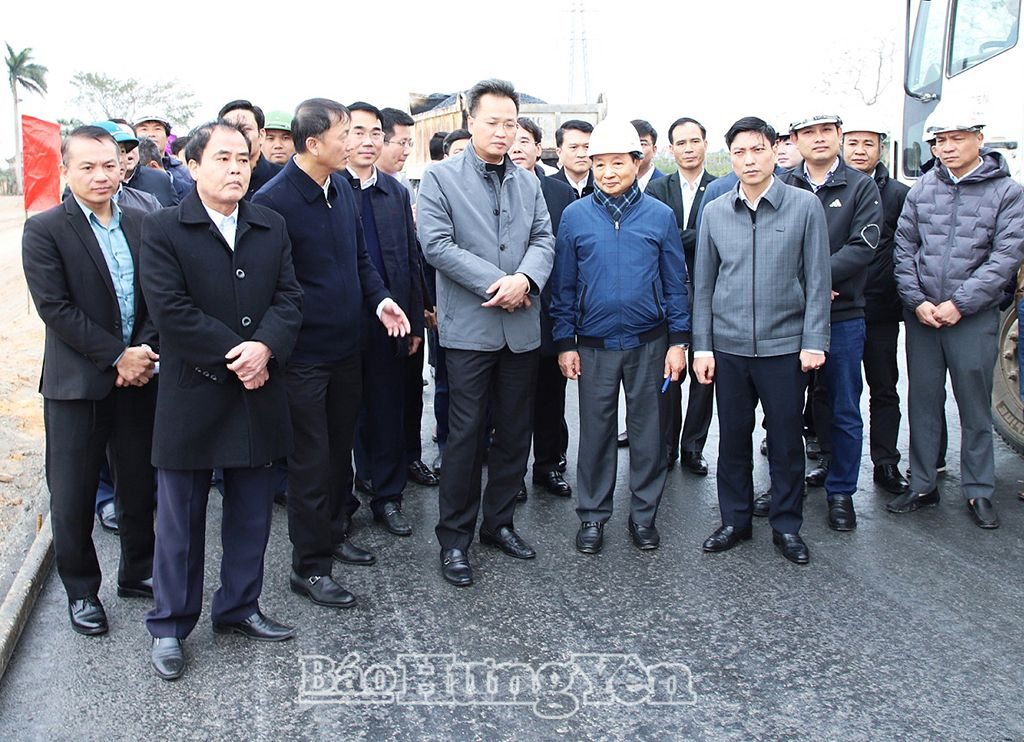 Đồng chí Nguyễn Hữu Nghĩa, Ủy viên BCH Trung ương Đảng, Bí thư Tỉnh ủy kiểm tra tiến độ thi công dự án Đầu tư xây dựng đường Vành đai 4 – Vùng Thủ đô Hà Nội, đoạn qua địa phận tỉnh