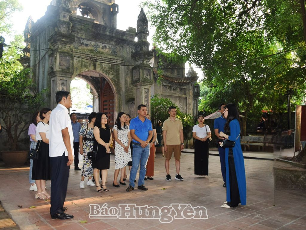  Du khách tới tham quan, chiêm bái tại đền Mẫu