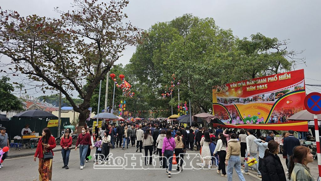 Du khách thập phương tham quan, chiêm bái đền Trần, đền Mẫu (thành phố Hưng Yên) dịp đầu xuân Ất Tỵ 2025