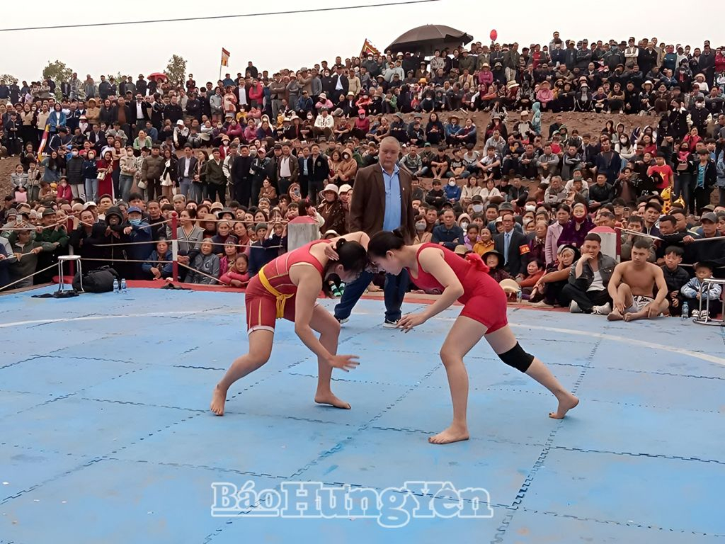 Lễ hội vật truyền thống làng Công Luận, thị trấn Văn Giang (Văn Giang) diễn ra ngày mùng 4 Tết hằng năm thu hút đông đảo Nhân dân và du khách tham gia