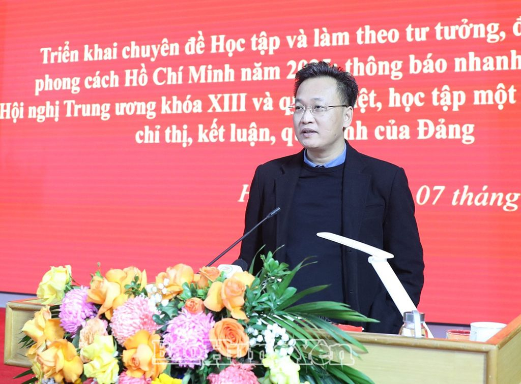  Đồng chí Nguyễn Hữu Nghĩa, Ủy viên BCH Trung ương Đảng, Bí thư Tỉnh ủy phát biểu tại hội nghị