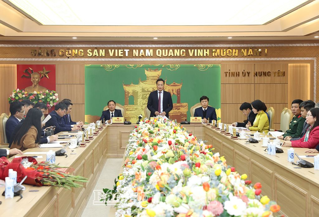  Các đại biểu dự hội nghị  Đồng chí Bí thư Tỉnh ủy Nguyễn Hữu Nghĩa trao quyết định thành lập