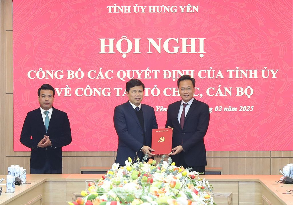 Đồng chí Bí thư Tỉnh ủy Nguyễn Hữu Nghĩa trao quyết định thành lập