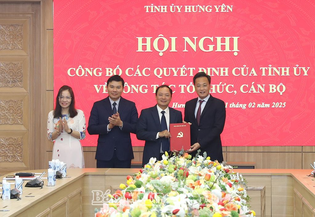  Đồng chí Bí thư Tỉnh ủy Nguyễn Hữu Nghĩa trao quyết định thành lập Đảng bộ UBND tỉnh 