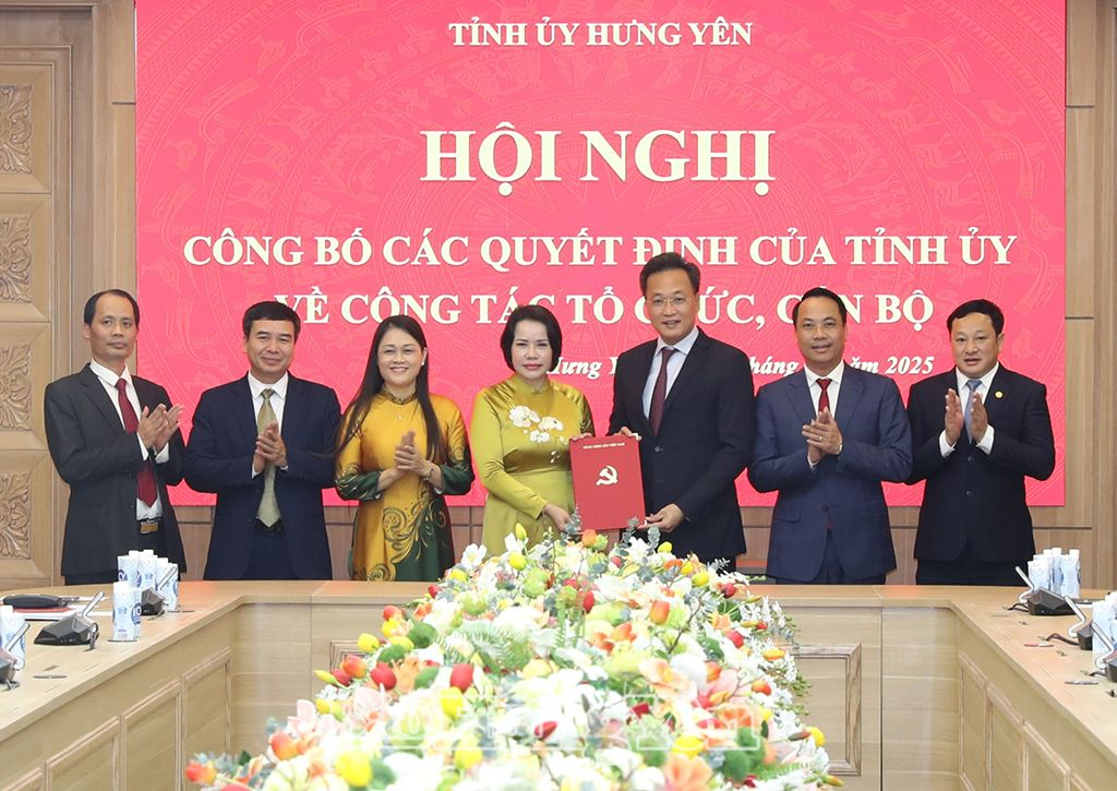 Đồng chí Bí thư Tỉnh ủy Nguyễn Hữu Nghĩa trao quyết định hợp nhất Ban Tuyên giáo Tỉnh ủy và Ban Dân vận Tỉnh ủy thành Ban Tuyên giáo và Dân vận Tỉnh ủy  