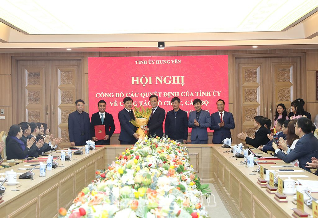 Đồng chí Bí thư Tỉnh ủy Nguyễn Hữu Nghĩa trao quyết định chỉ định và tặng hoa chúc mừng Ban Thường vụ Đảng ủy các cơ quan Đảng tỉnh nhiệm kỳ 2020 - 2025  