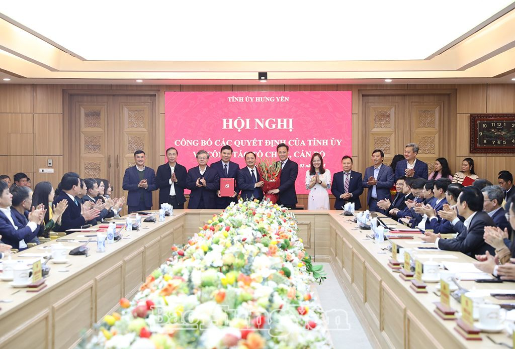 Đồng chí Bí thư Tỉnh ủy Nguyễn Hữu Nghĩa trao quyết định chỉ định và tặng hoa chúc mừng Ban Thường vụ Đảng ủy UBND tỉnh nhiệm kỳ 2020 - 2025 