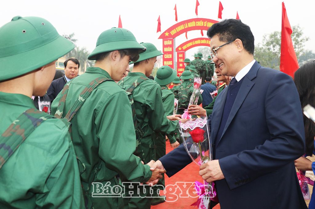  Đồng chí Lê Quang Hòa, Ủy viên Ban Thường vụ Tỉnh uỷ, Chủ nhiệm Ủy ban Kiểm tra Tỉnh uỷ tặng hoa, động viên thanh niên huyện Khoái Châu lên đường nhập ngũ năm 2025.