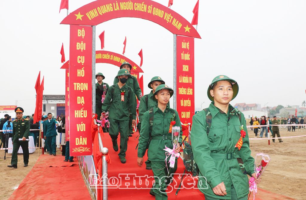 Các thanh niên huyện Khoái Châu bước qua cầu vinh quang trước khi về các đơn vị nhận quân