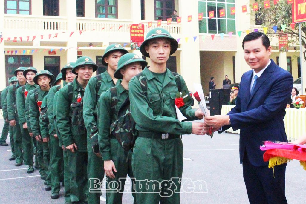  Đồng chí Nguyễn Lê Huy, Ủy viên Ban Thường vụ Tỉnh ủy, Phó Chủ tịch Thường trực UBND tỉnh tặng hoa động viên thanh niên lên đường nhập ngũ