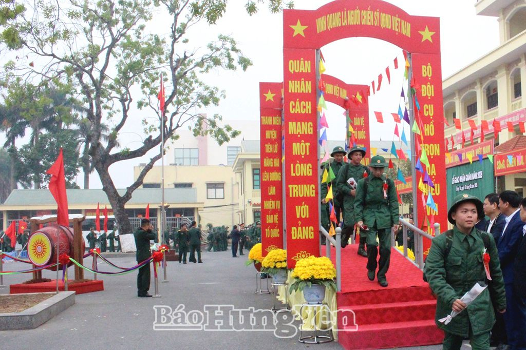  Các thanh niên huyện Tiên Lữ bước qua cầu vinh quang trước khi về các đơn vị 
