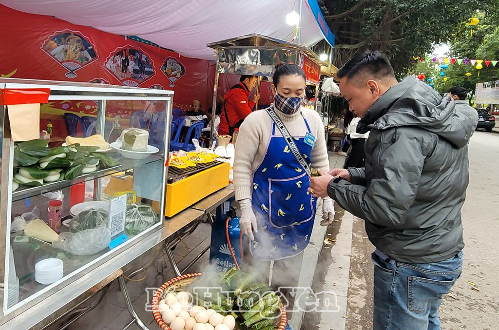 Du khách chọn mua, thưởng thức đặc sản Phố Hiến