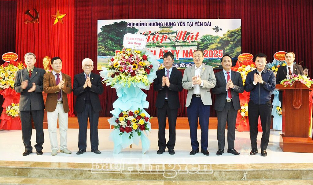  Các đại biểu tặng hoa chúc mừng Hội đồng hương Hưng Yên tại tỉnh Yên Bái