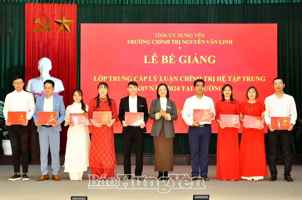Học viên nhận Bằng tốt nghiệp trung cấp lý luận chính trị tại lễ bế giảng
