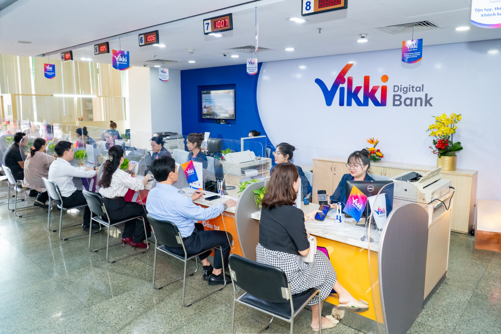 Khách hàng giao dịch ngày đầu tiên tại Ngân hàng Số Vikki, Chi nhánh Quận 3, thành phố Hồ Chí Minh