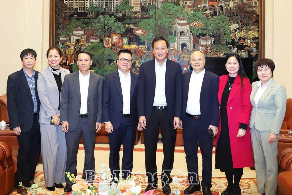  Đồng chí Bí thư Tỉnh ủy Nguyễn Hữu Nghĩa và đồng chí Tổng Biên tập Báo Nhân Dân, Chủ tịch Hội Nhà báo Việt Nam Lê Quốc Minh cùng với các đại biểu