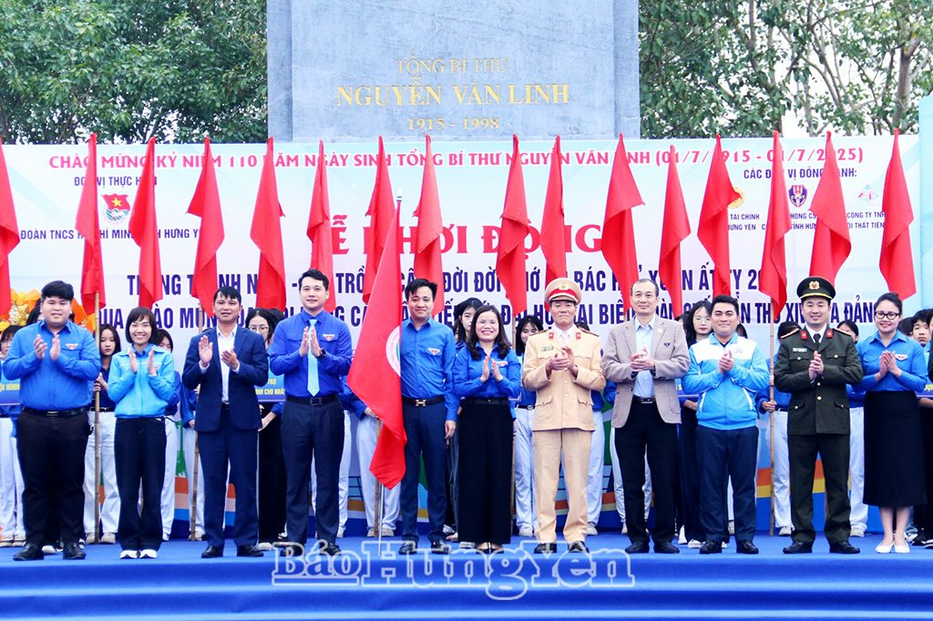 Thường trực Tỉnh đoàn và các đại biểu trao cờ lệnh cho các đơn vị tham gia thực hiện Tháng Thanh niên.