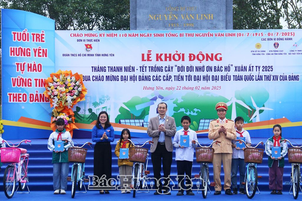 Tặng quà thiếu nhi có hoàn cảnh khó khăn vươn lên học tập tốt.