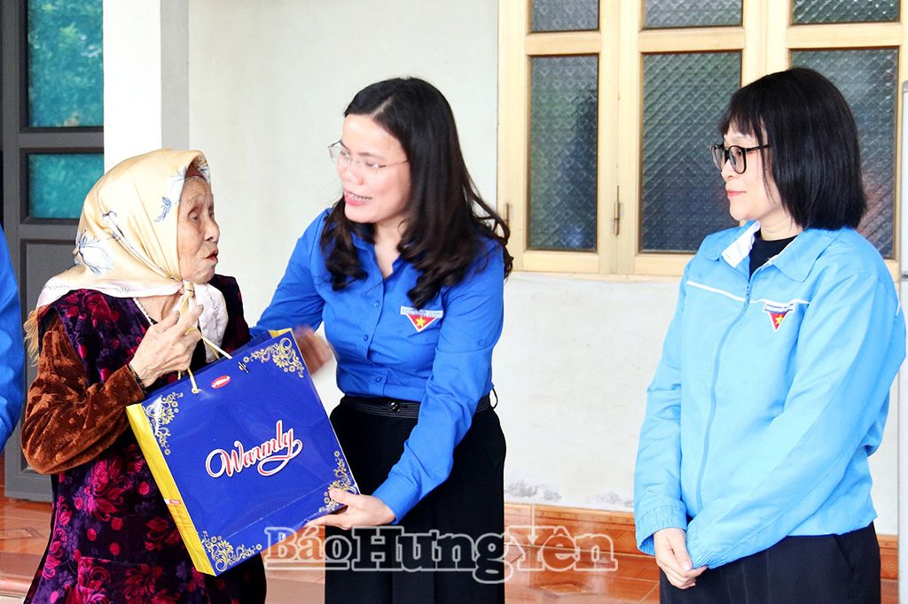 Lãnh đạo Tỉnh đoàn tặng quà bà Dương Thị Thềm, mẹ liệt sĩ Dương Văn Ổn, ở thôn An Châu 2, xã Hoàng Hanh (thành phố Hưng Yên)