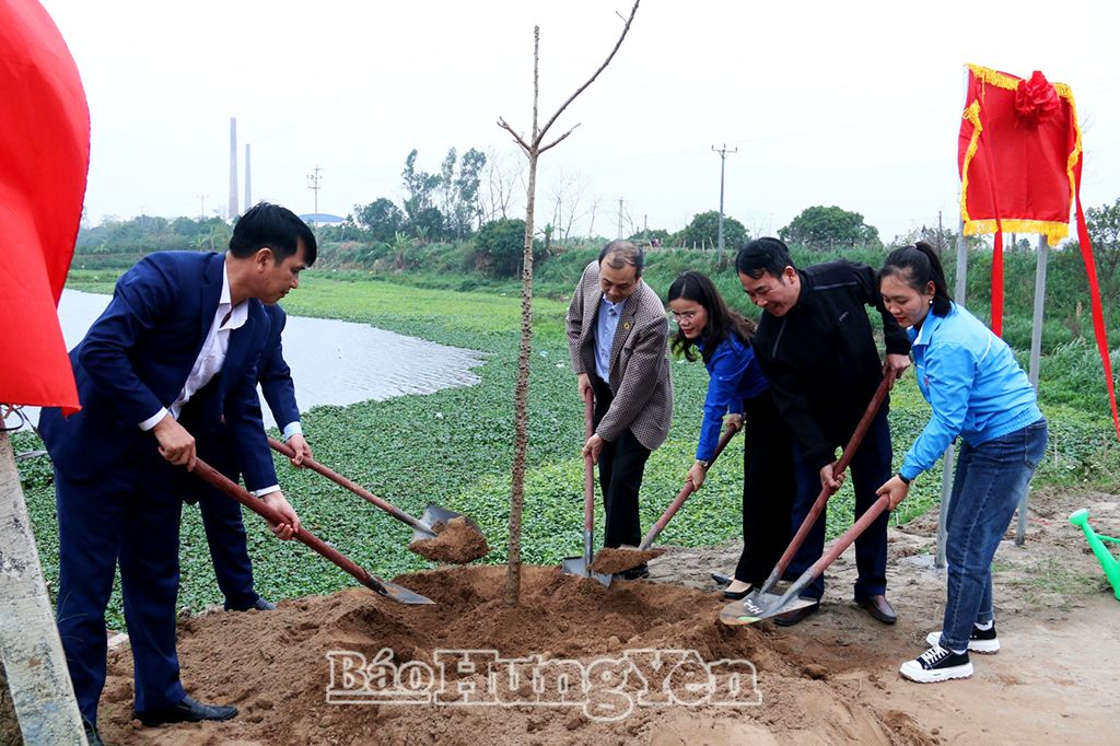 Các đại biểu tham gia trồng “Hàng cây thanh niên” tại xã Hoàng Hanh