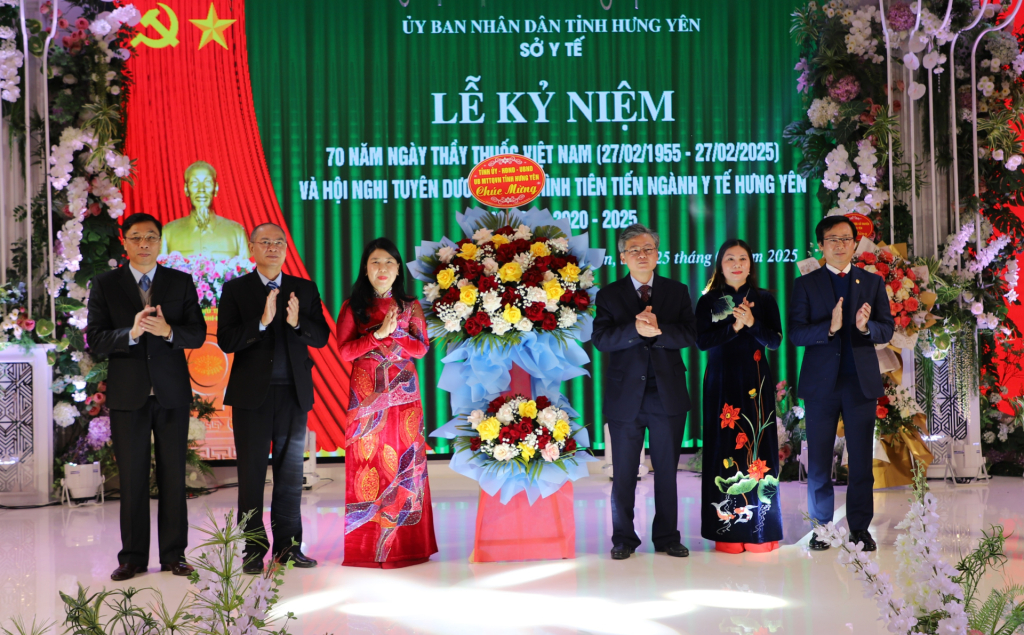 Các đồng chí lãnh đạo tỉnh tặng hoa chúc mừng ngành Y tế