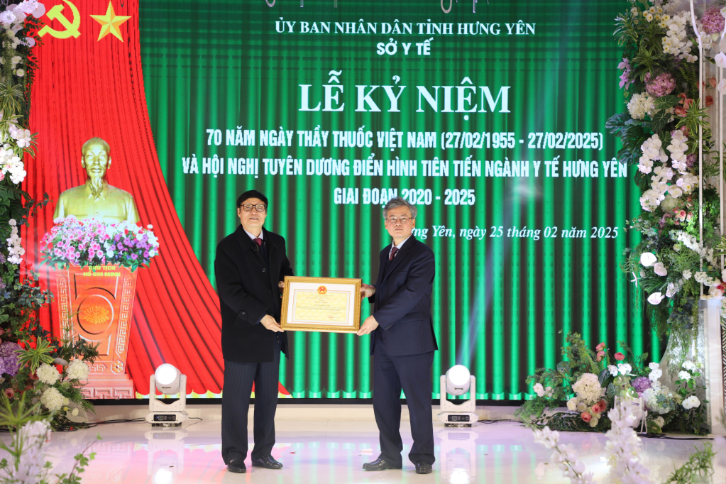 Đồng chí Nguyễn Duy Hưng, Phó Chủ tịch UBND tỉnh trao Bằng khen của Chủ tịch UBND tỉnh tặng đồng chí nguyên Phó Bí thư Thường trực Tỉnh ủy Nguyễn Khắc Hào