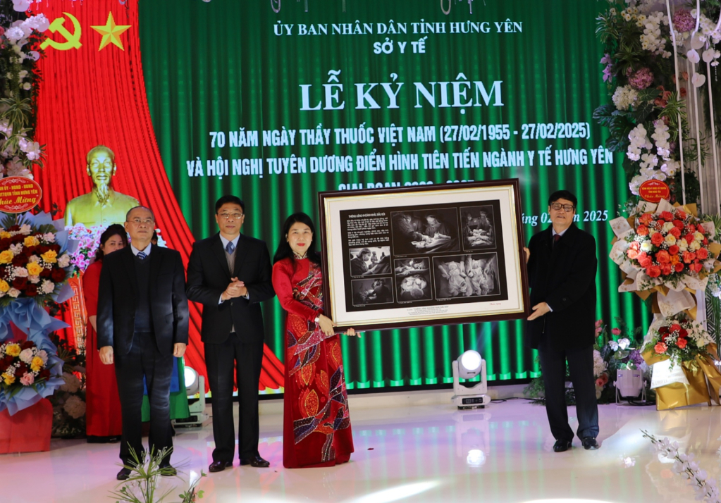 Đồng chí Nguyễn Khắc Hào, nguyên Phó Bí thư Thường trực Tỉnh ủy trao bộ ảnh 