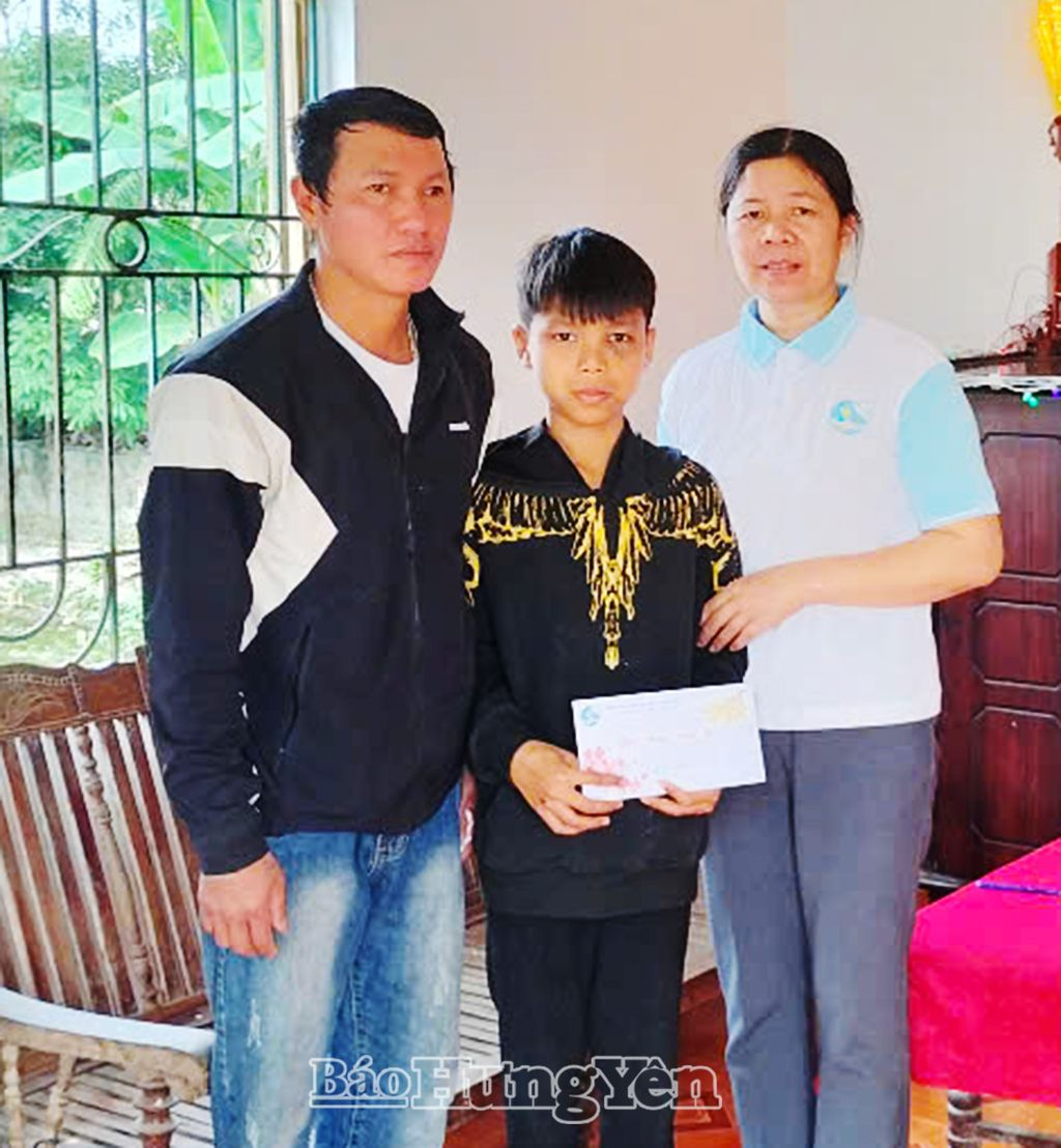 Ðồng chí Phạm Thị Hảo, Chủ tịch Hội LHPN xã Ðoàn Ðào (Phù Cừ) thăm, tặng quà cho trẻ em có hoàn cảnh khó khăn