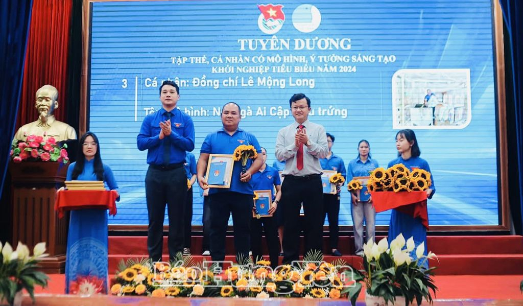  Đồng chí Lê Mộng Long (người đứng giữa) được Ban Thường vụ Tỉnh đoàn tuyên dương tại Chương trình Ngày hội thanh niên Hưng Yên sáng tạo, khởi nghiệp năm 2024