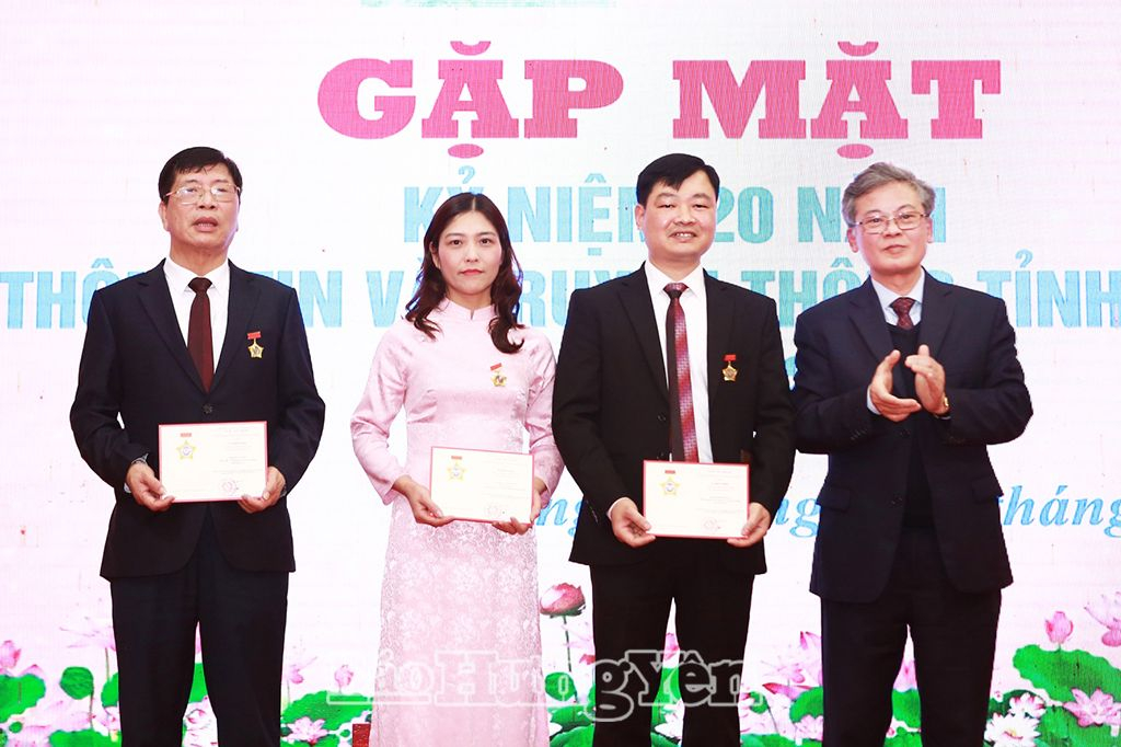 Thừa ủy quyền của Bộ trưởng Bộ Thông tin và Truyền thông, đồng chí Nguyễn Duy Hưng, Phó Chủ tịch UBND tỉnh trao Kỷ niệm chương tặng các đồng chí trong ban giám đốc Sở Thông tin và Truyền thông