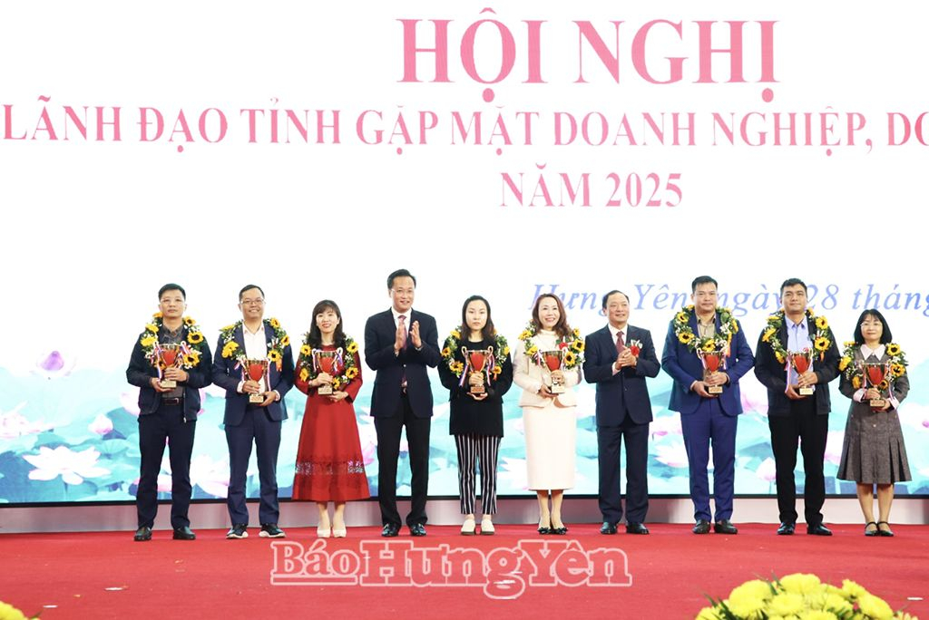 Đồng chí Nguyễn Hữu Nghĩa, Ủy viên BCH Trung ương Đảng, Bí thư Tỉnh ủy và đồng chí Trần Quốc Văn, Phó Bí thư Tỉnh ủy, Chủ tịch UBND tỉnh trao Cúp Phố Hiến tặng các doanh nghiệp