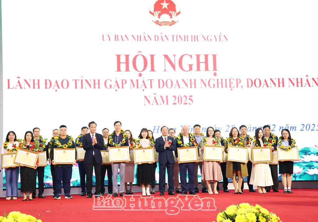 Đồng chí Nguyễn Hữu Nghĩa, Ủy viên BCH Trung ương Đảng, Bí thư Tỉnh ủy và đồng chí Trần Quốc Văn, Phó Bí thư Tỉnh ủy, Chủ tịch UBND tỉnh trao Bằng khen của Chủ tịch UBND tỉnh tặng các doanh nghiệp có nhiều đóng góp vào sự phát triển kinh tế - xã hội tỉnh Hưng Yên năm 2024