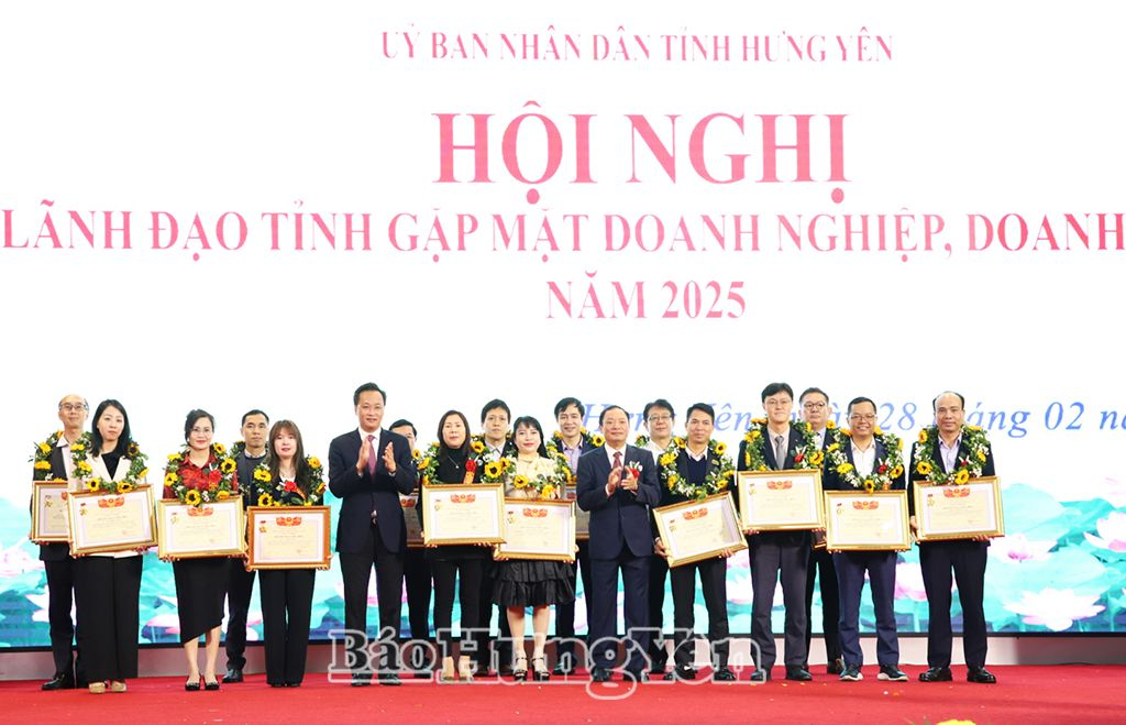 Đồng chí Nguyễn Hữu Nghĩa, Ủy viên BCH Trung ương Đảng, Bí thư Tỉnh ủy và đồng chí Trần Quốc Văn, Phó Bí thư Tỉnh ủy, Chủ tịch UBND tỉnh trao Kỷ niệm chương tặng lãnh đạo các doanh nghiệp có nhiều đóng góp vào sự phát triển kinh tế - xã hội của tỉnh.