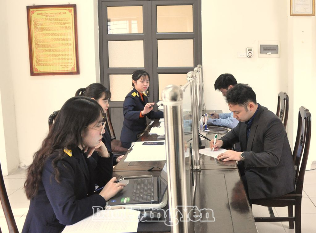 Công chức Chi cục thuế khu vực Tiên Lữ-Phù Cừ hướng dẫn người dân kê khai thuế