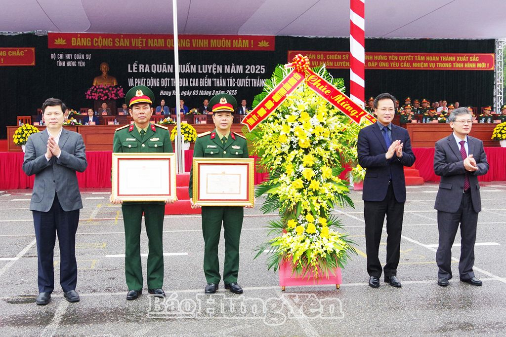 Các đồng chí lãnh đạo tỉnh trao Bằng khen, danh hiệu thi đua của Bộ trưởng Bộ Quốc phòng và lẵng hoa của Tỉnh ủy, HĐND, UBND, Ủy ban MTTQ Việt Nam tỉnh tặng Bộ CHQS tỉnh