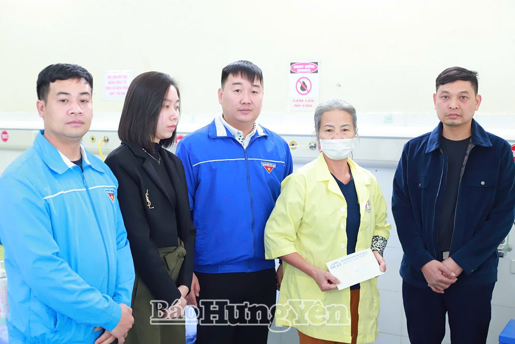 Anh Phạm Văn Nam (người đứng ngoài cùng bên phải) cùng đại diện Huyện đoàn Khoái Châu, Đoàn thanh niên xã Dân Tiến tặng quà cho bệnh nhân có hoàn cảnh khó khăn điều trị tại Bệnh viện Sản – Nhi Hưng Yên