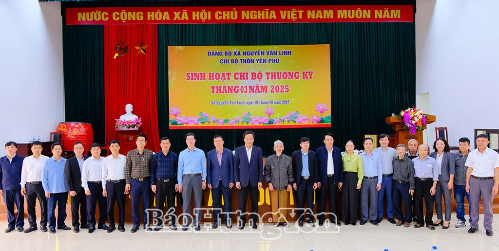   Đồng chí Nguyễn Hữu Nghĩa, Ủy viên BCH Trung ương Đảng,Bí thư Tỉnh ủy cùng các đại biểu chụp ảnh lưu niệm với đảng viên chi bộ thôn Yên Phú 