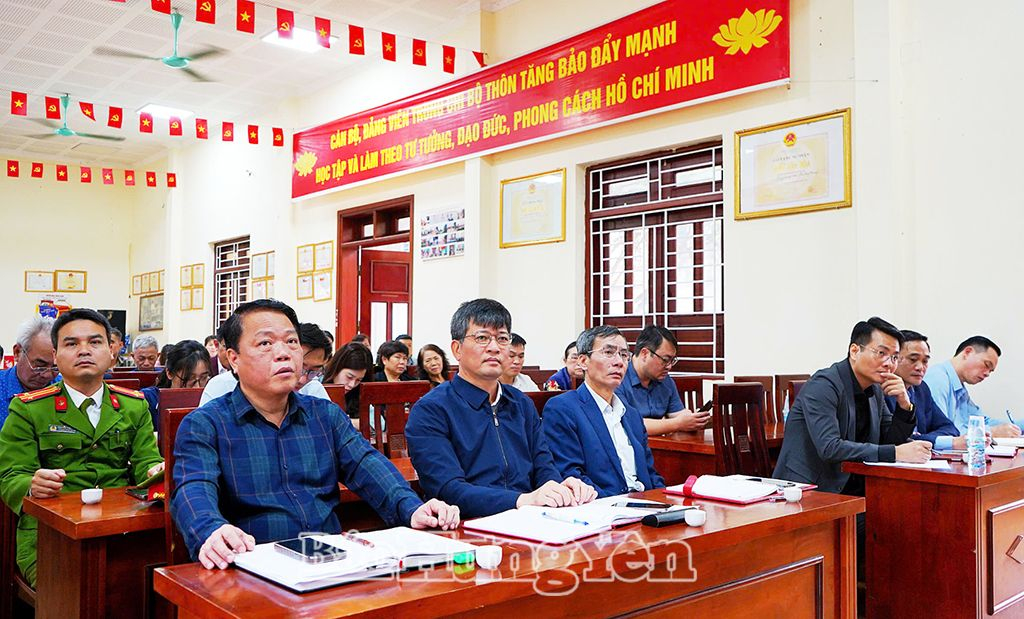  Các đại biểu dự sinh hoạt Chi bộ thôn Tăng Bảo