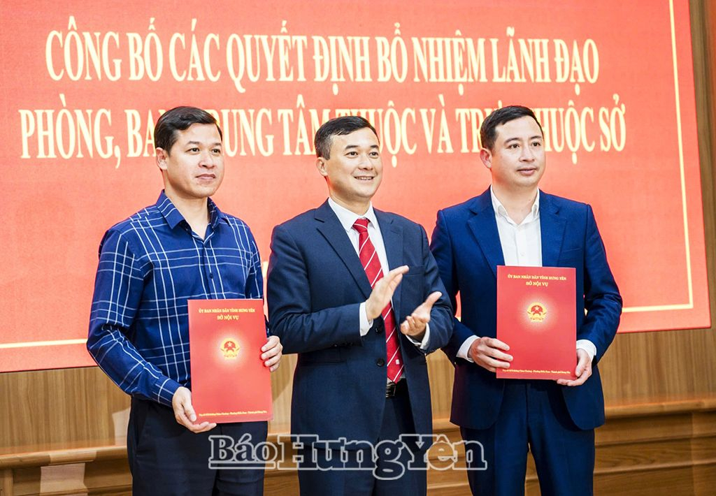 Đồng chí Vũ Văn Kiên, Giám đốc Sở Nội vụ trao quyết định bổ nhiệm Giám đốc, Phó Giám đốc Trung tâm Điều dưỡng, chăm sóc người có công trực thuộc Sở