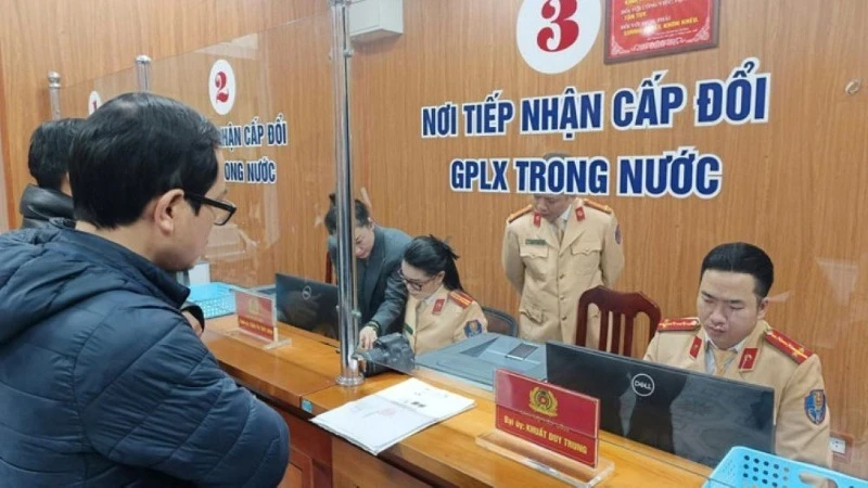 Xuất trình giấy phép lái xe qua ứng dụng VNeID trong thời gian chờ cấp đổi