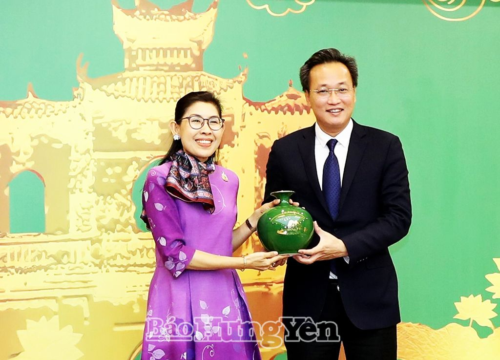 Đồng chí Bí thư Tỉnh ủy Nguyễn Hữu Nghĩa tặng quà lưu niệm cho Đại sứ Vương quốc Thái Lan tại Việt Nam