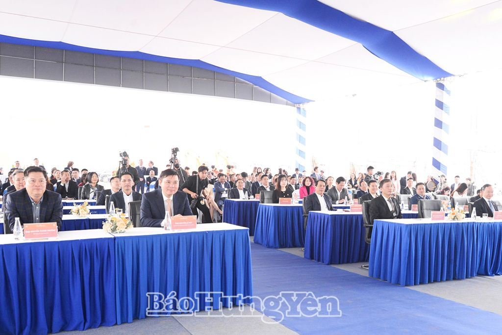 Các đại biểu dự lễ khởi công Dự án khu đô thị nhà vườn sinh thái