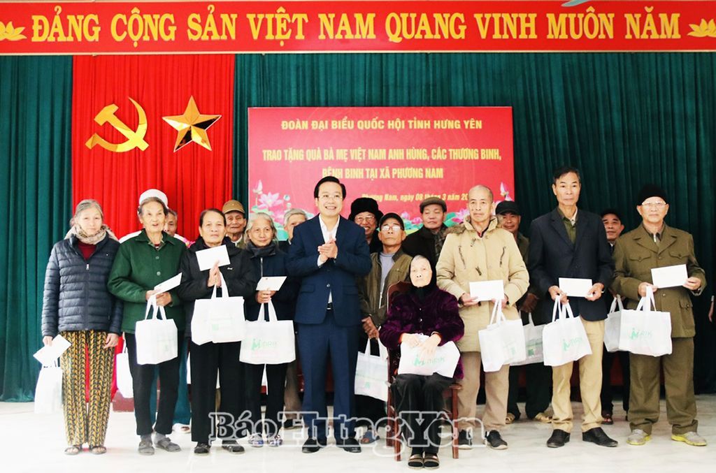  Đồng chí Nguyễn Đại Thắng, Phó Chủ nhiệm Ủy ban công tác đại biểu của Quốc hội trao quà tặng Bà mẹ Việt Nam Anh hùng Đặng Thị Vui và các thương binh, bệnh binh xã Phương Nam (thành phố Hưng Yên)